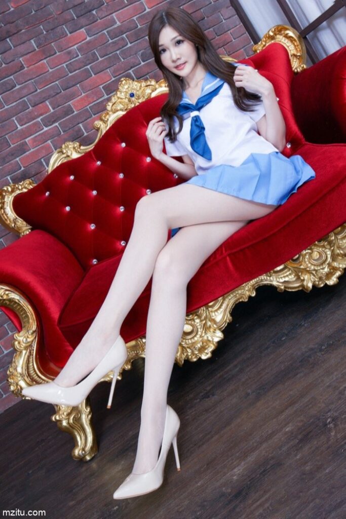 成熟迷人的美少妇，美腿纤细白皙真性感-街头图