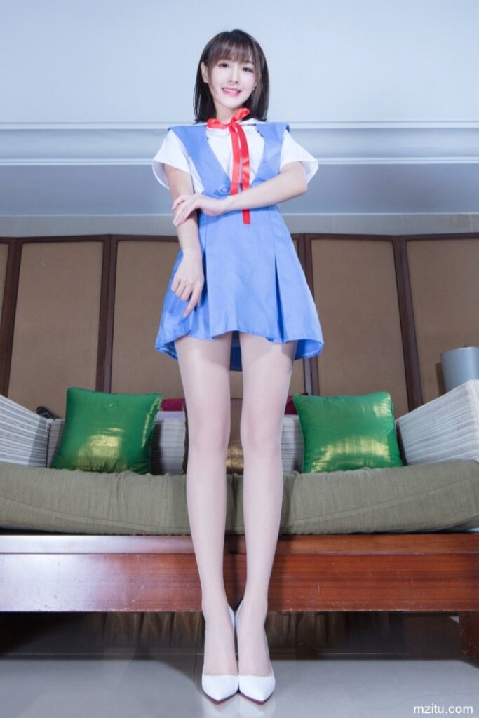 台湾妹子好甜美，一双大白腿让人移不开眼！-街头图