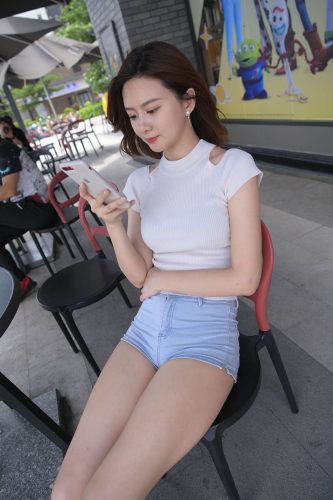 图片[1]-短发牛仔的漂亮女生【2.4G】-街头图