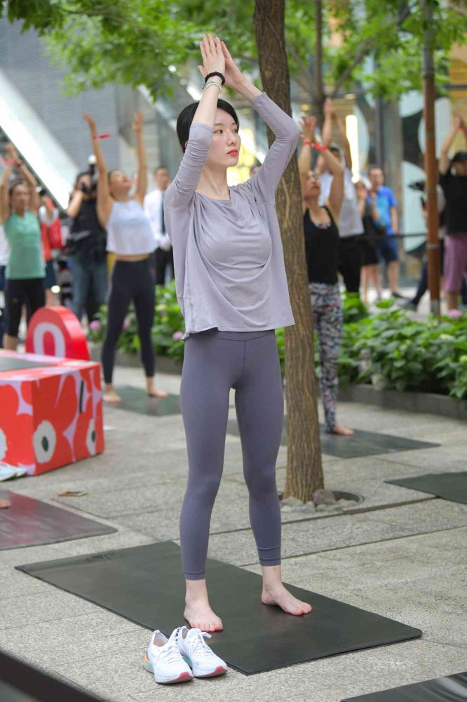 做瑜伽的小女人【75P】04023-街头图