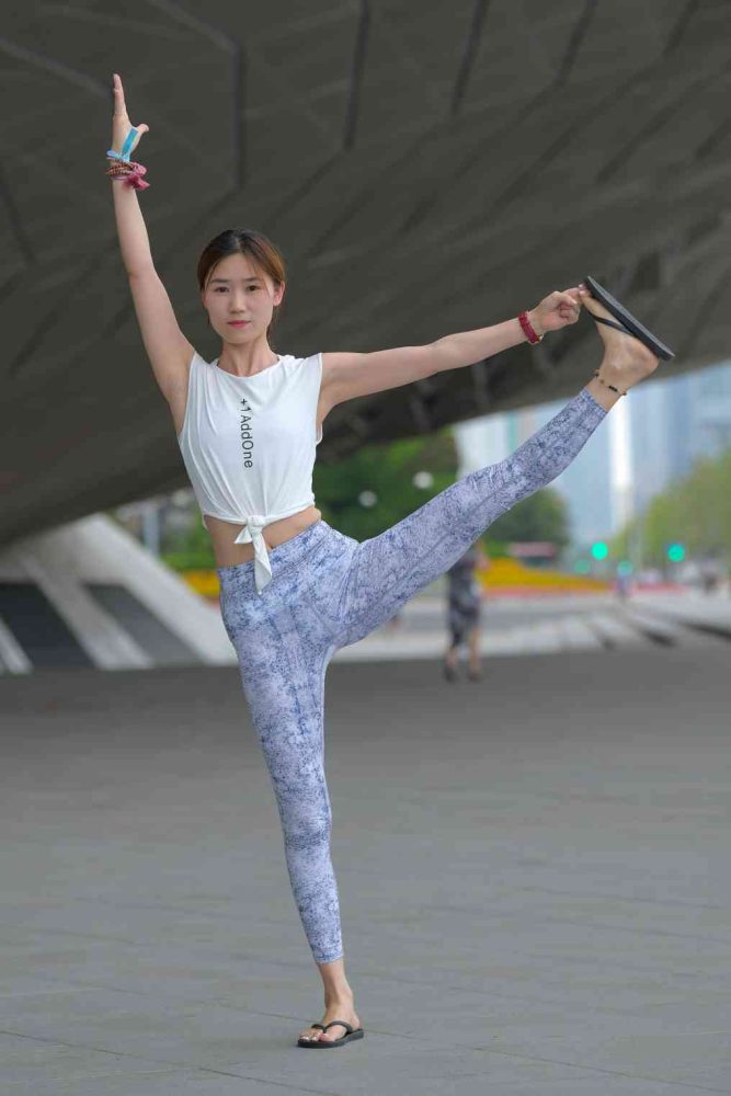 表演瑜伽的女孩【176P】04017-街头图