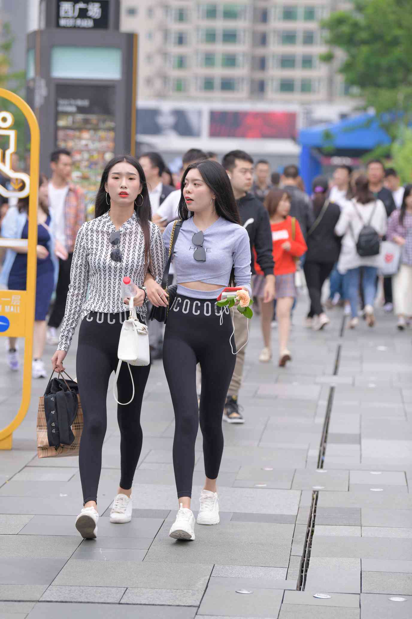 图片[1]-【免费】逛街的两个瑜伽裤姑娘【40P】04030-街头图