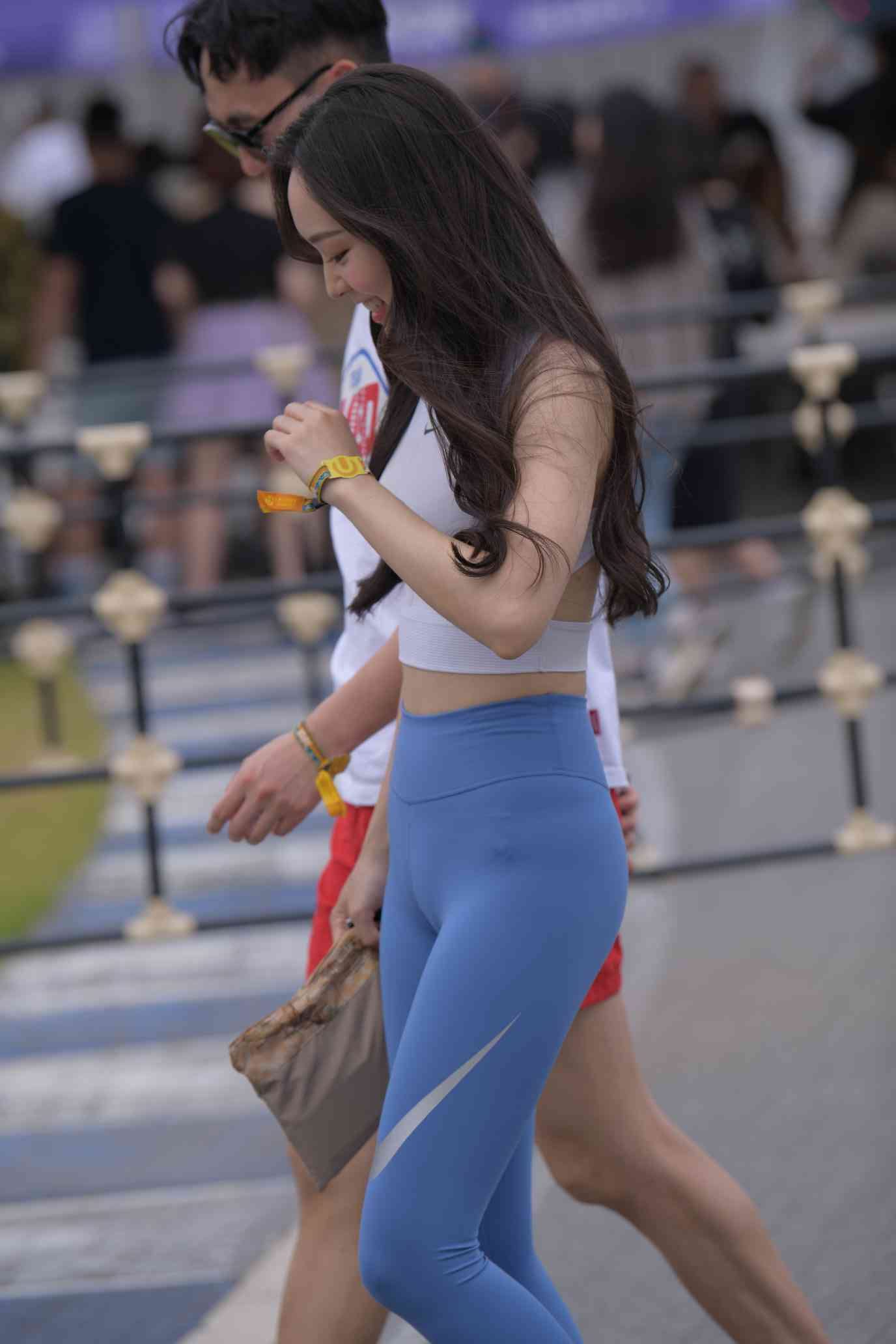 图片[1]-陪男朋友逛街的瑜伽裤女孩【74P】04034-街头图