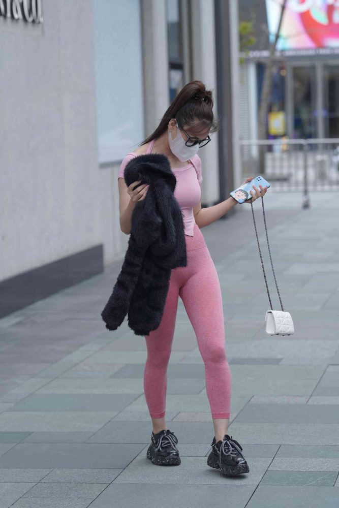 粉红色瑜伽裤的眼镜妹妹【93P】04019-街头图
