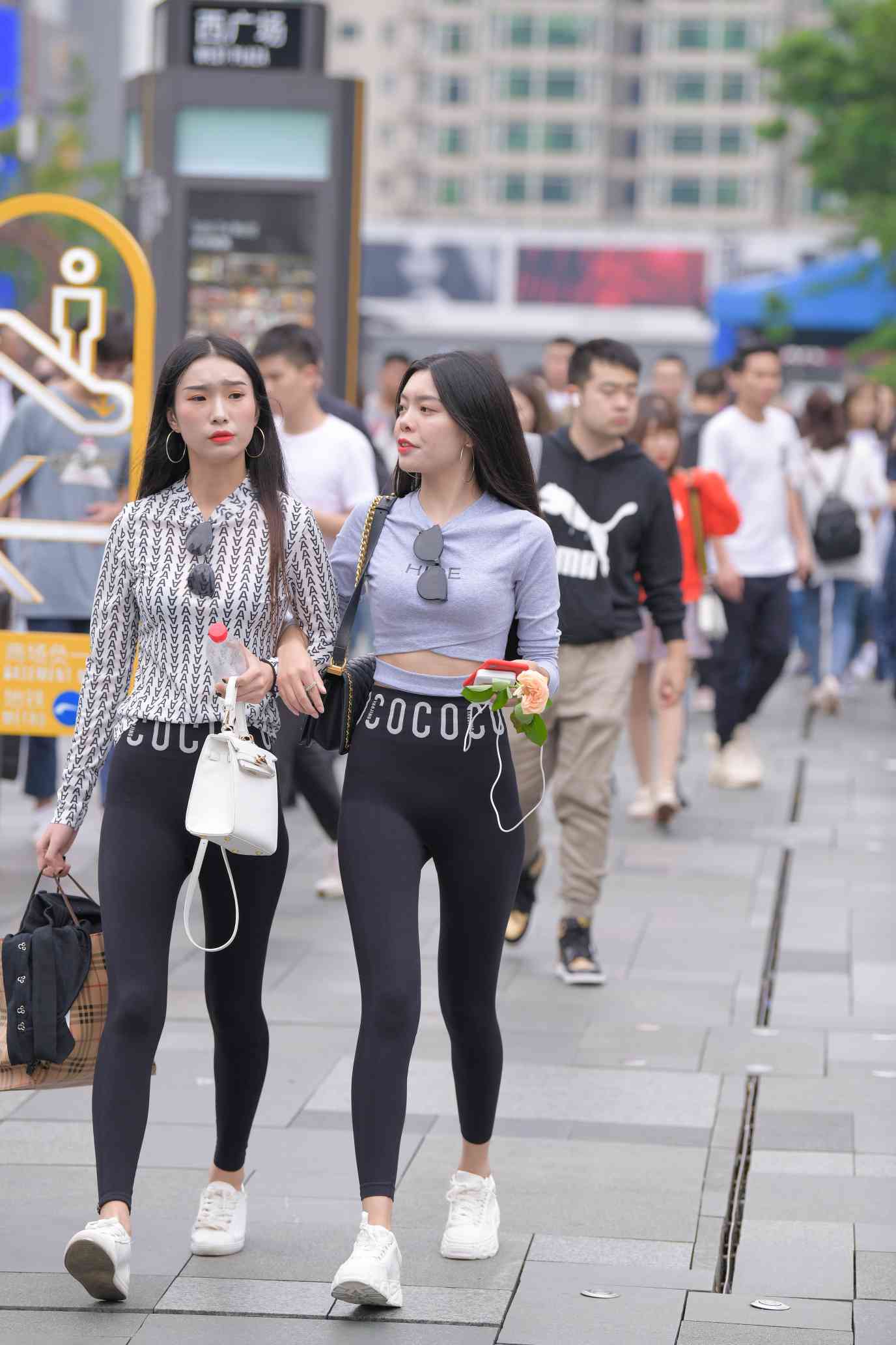 图片[2]-【免费】逛街的两个瑜伽裤姑娘【40P】04030-街头图