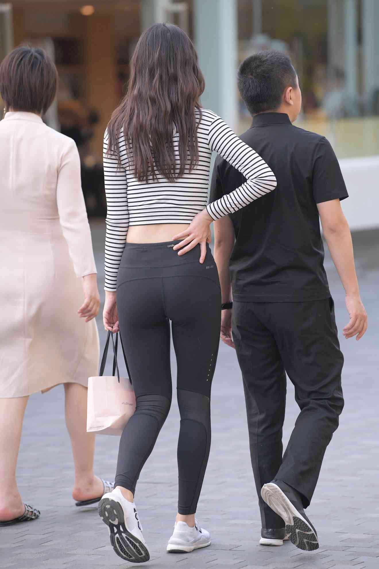 图片[3]-【免费】逛街的瑜伽裤女人【23P】04033-街头图