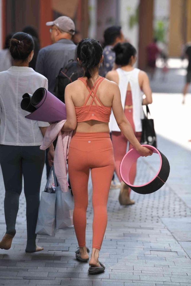 练瑜伽的姑娘【176P】04028-街头图