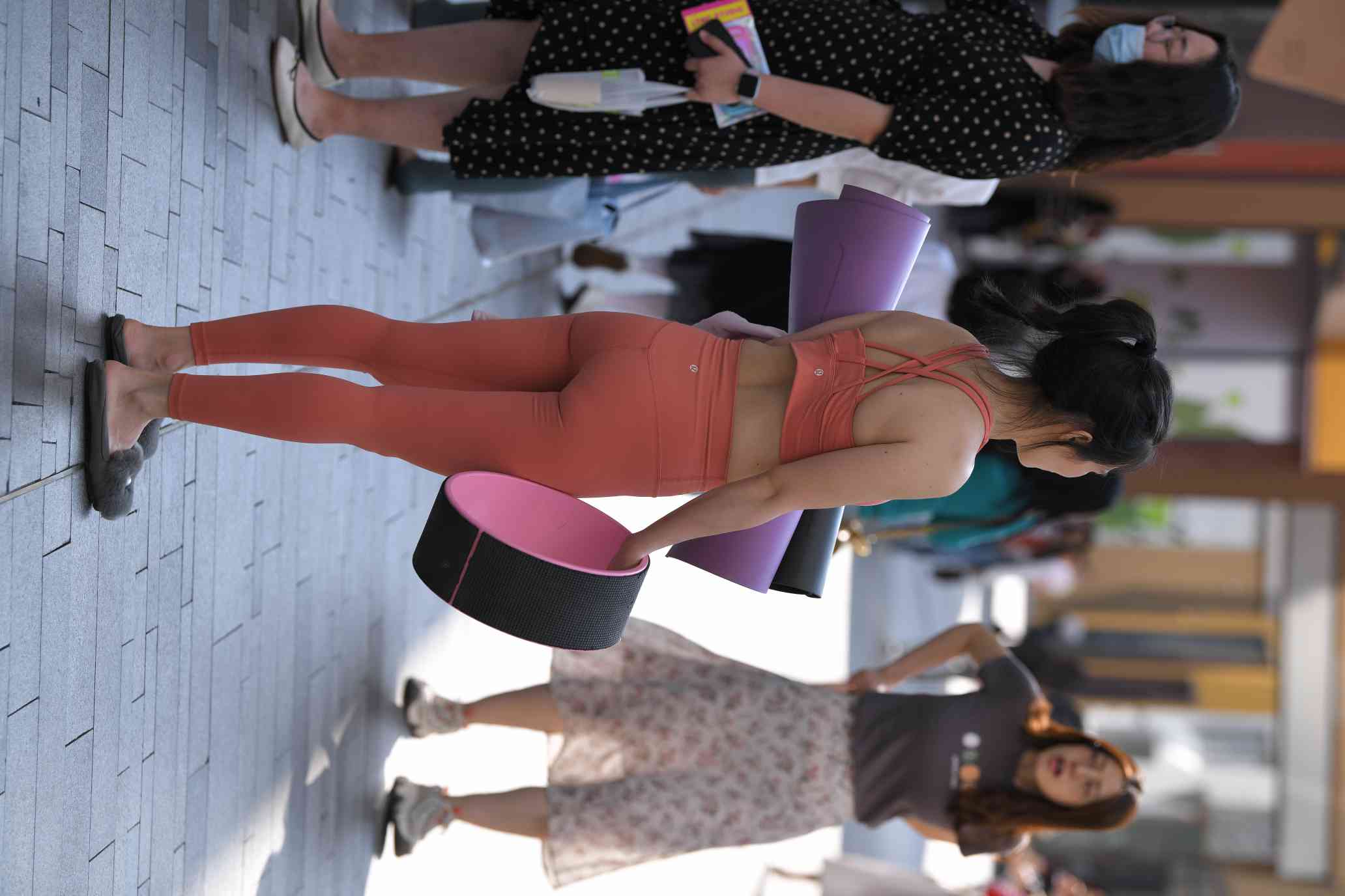 图片[2]-练瑜伽的姑娘【176P】04028-街头图