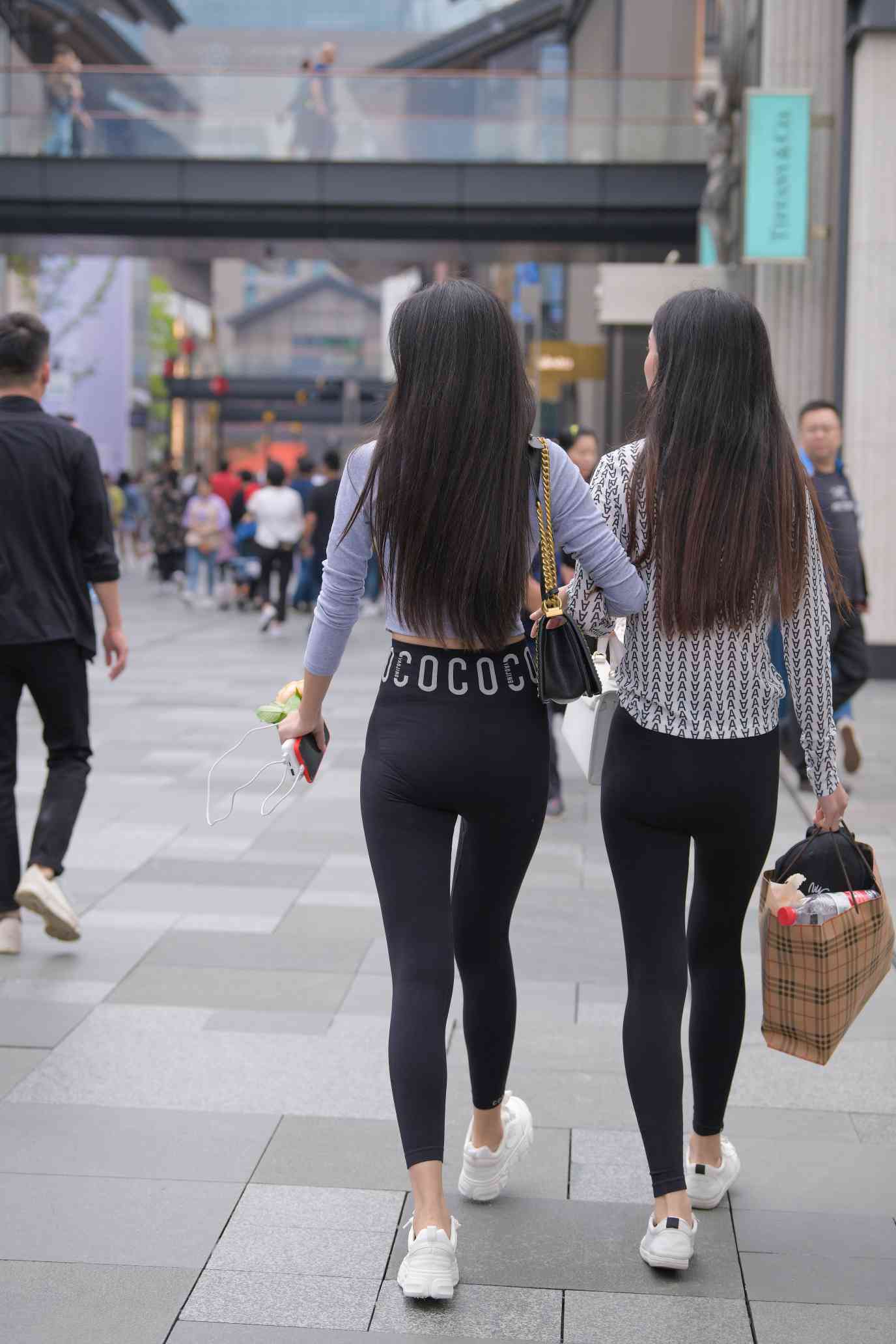 图片[3]-【免费】逛街的两个瑜伽裤姑娘【40P】04030-街头图