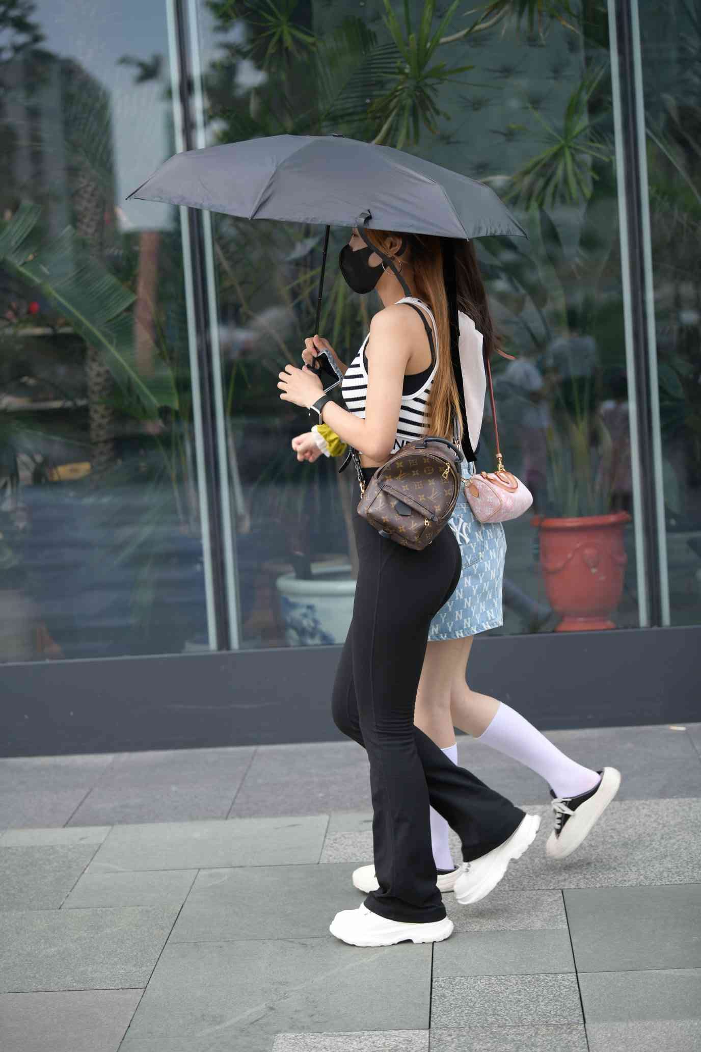 图片[2]-打伞的瑜伽裤姑娘【93P】04032-街头图