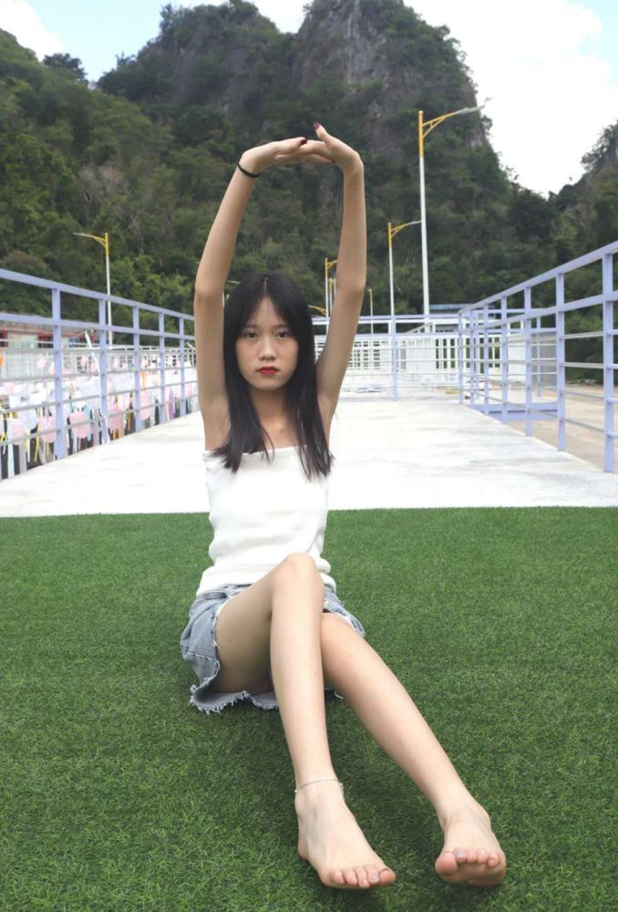 坐在草地上的长发女孩【172P】20012-街头图