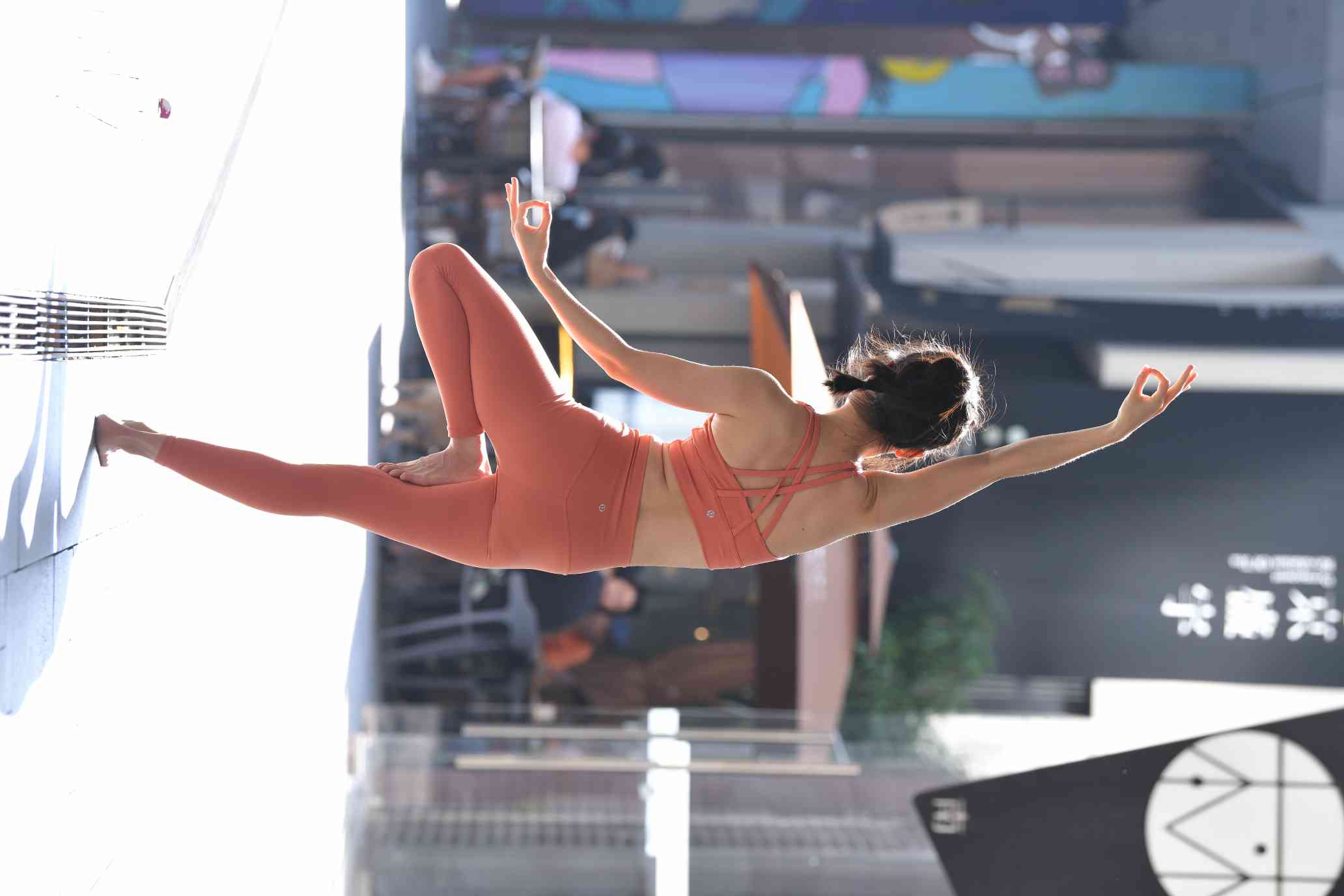 图片[4]-练瑜伽的姑娘【176P】04028-街头图