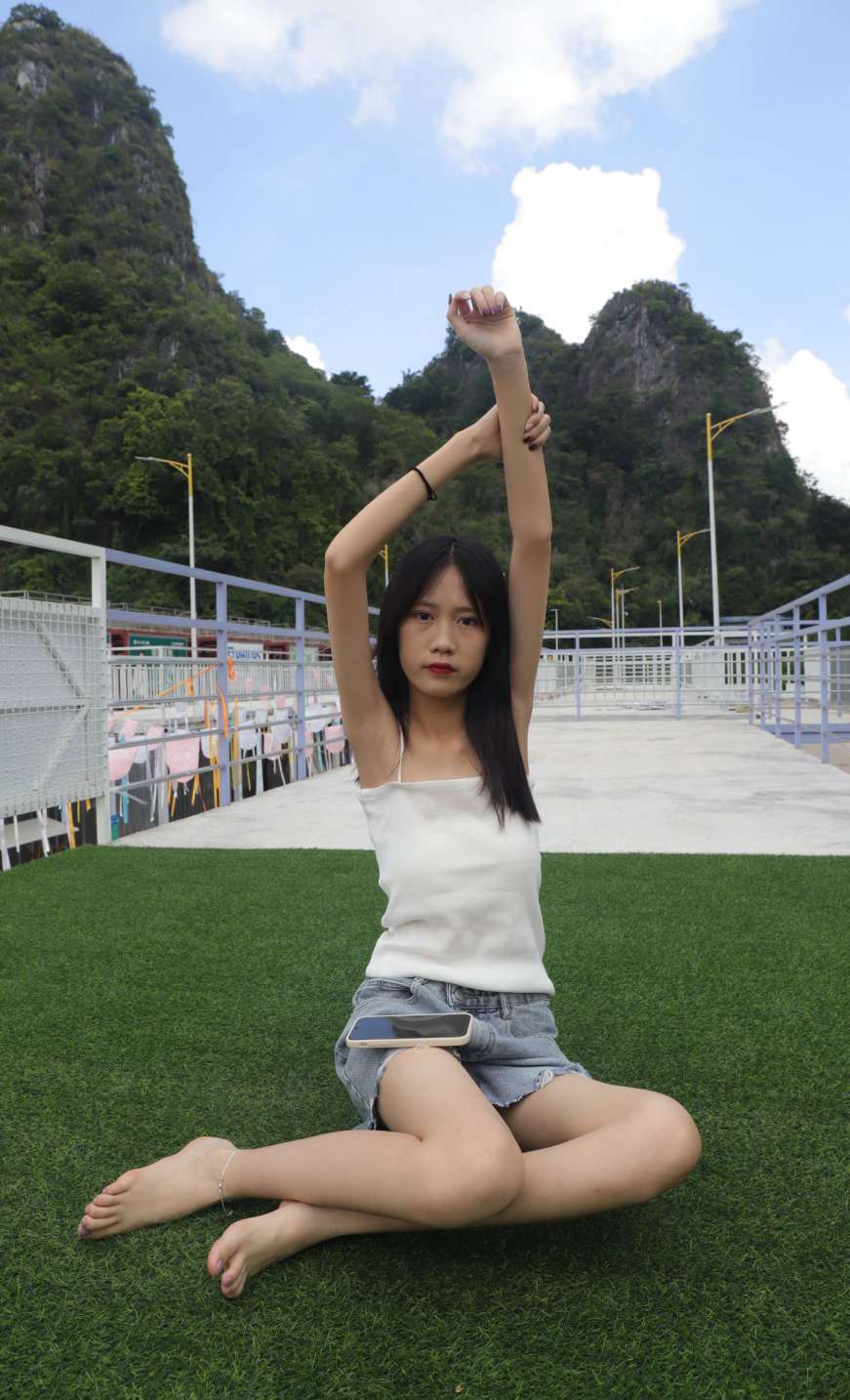 图片[3]-坐在草地上的长发女孩【172P】20012-街头图