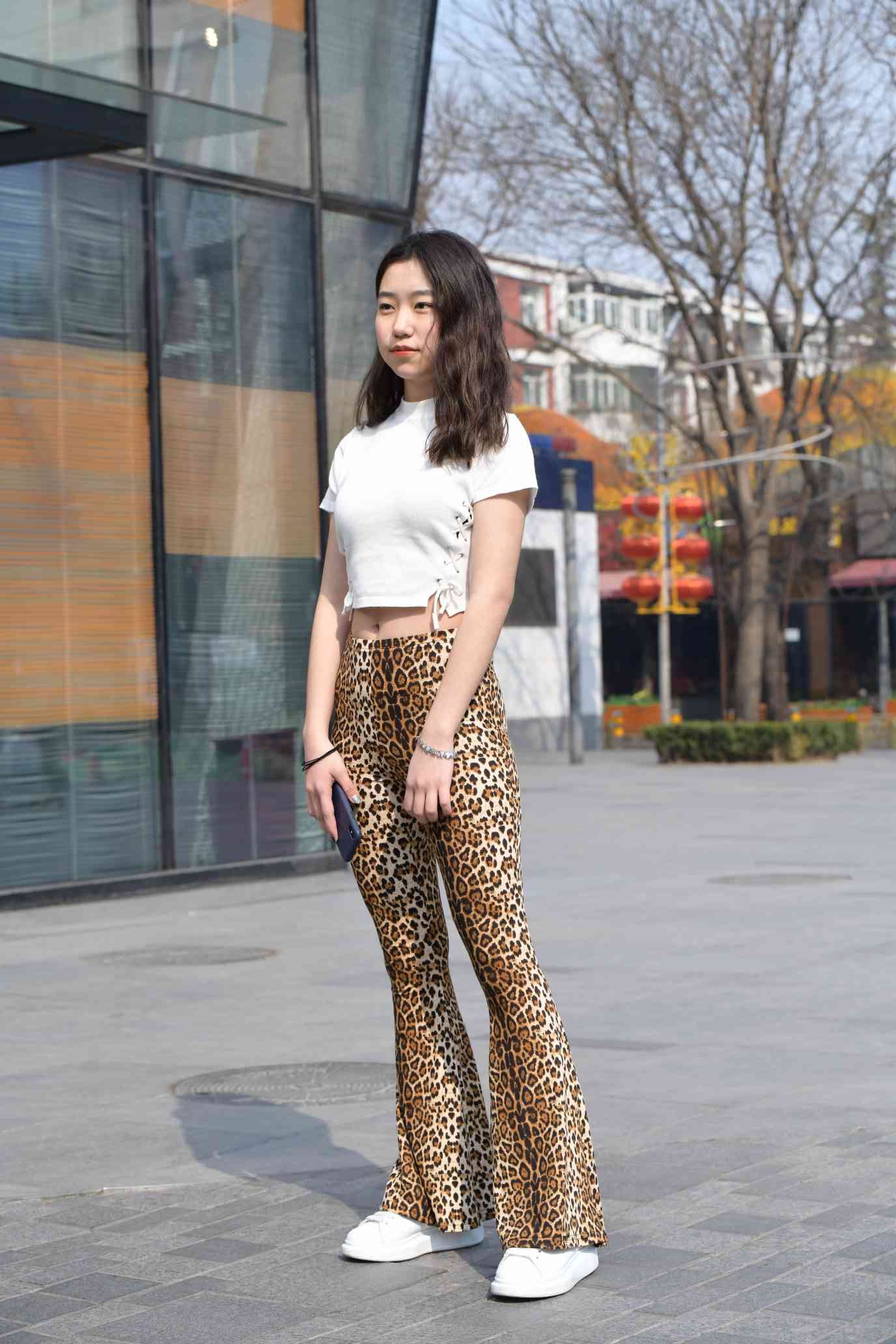 图片[1]-豹纹紧身裤小姑娘【339P】04026-街头图