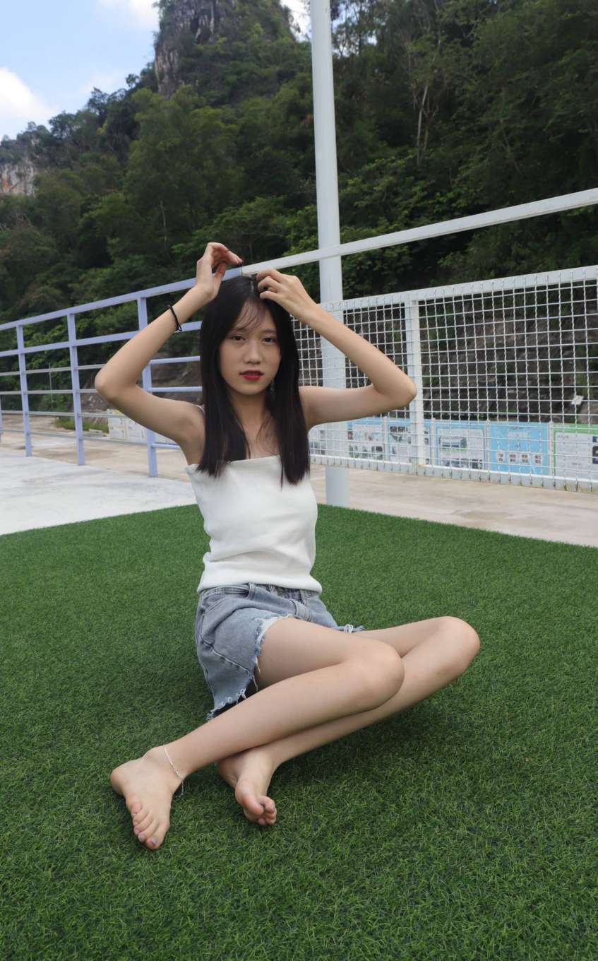 图片[4]-坐在草地上的长发女孩【172P】20012-街头图