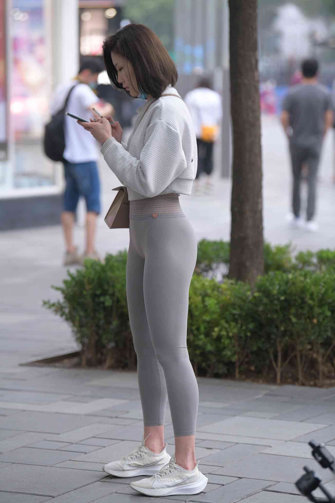 图片[1]-身材很好的短发瑜伽裤姑娘【157P】04015-街头图