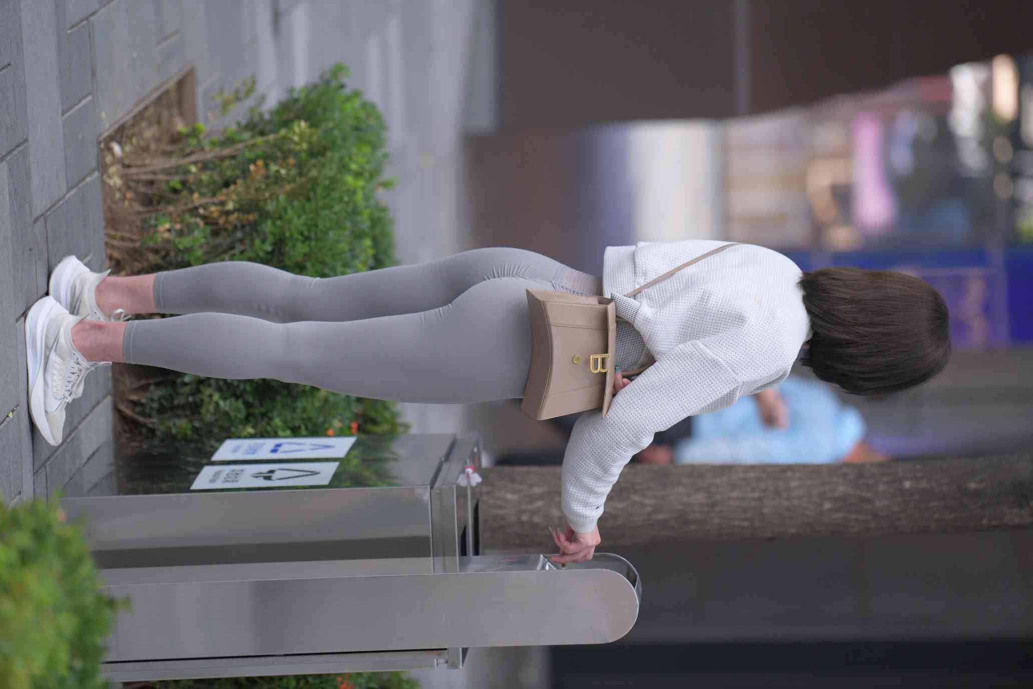 图片[5]-身材很好的短发瑜伽裤姑娘【157P】04015-街头图