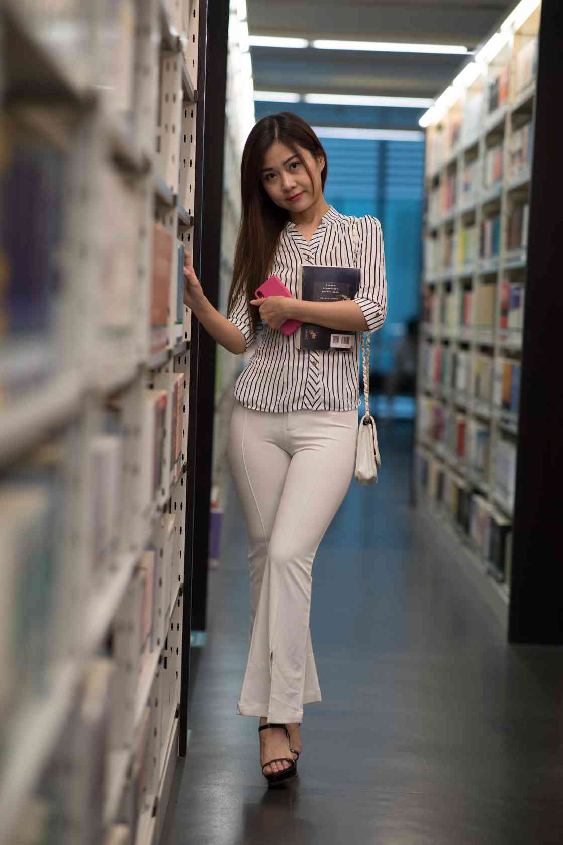 图片[5]-逛书店的白色紧身裤女孩【450P】04040-街头图