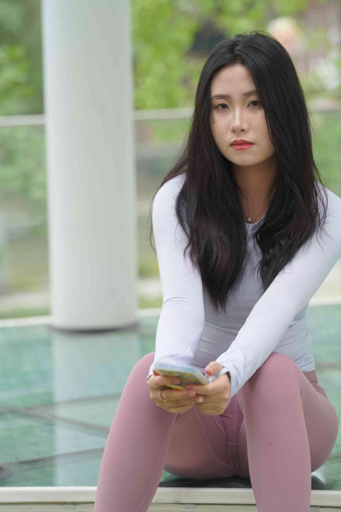 图片[2]-坐在草地玩手机的瑜伽姑娘【733P】04012-街头图