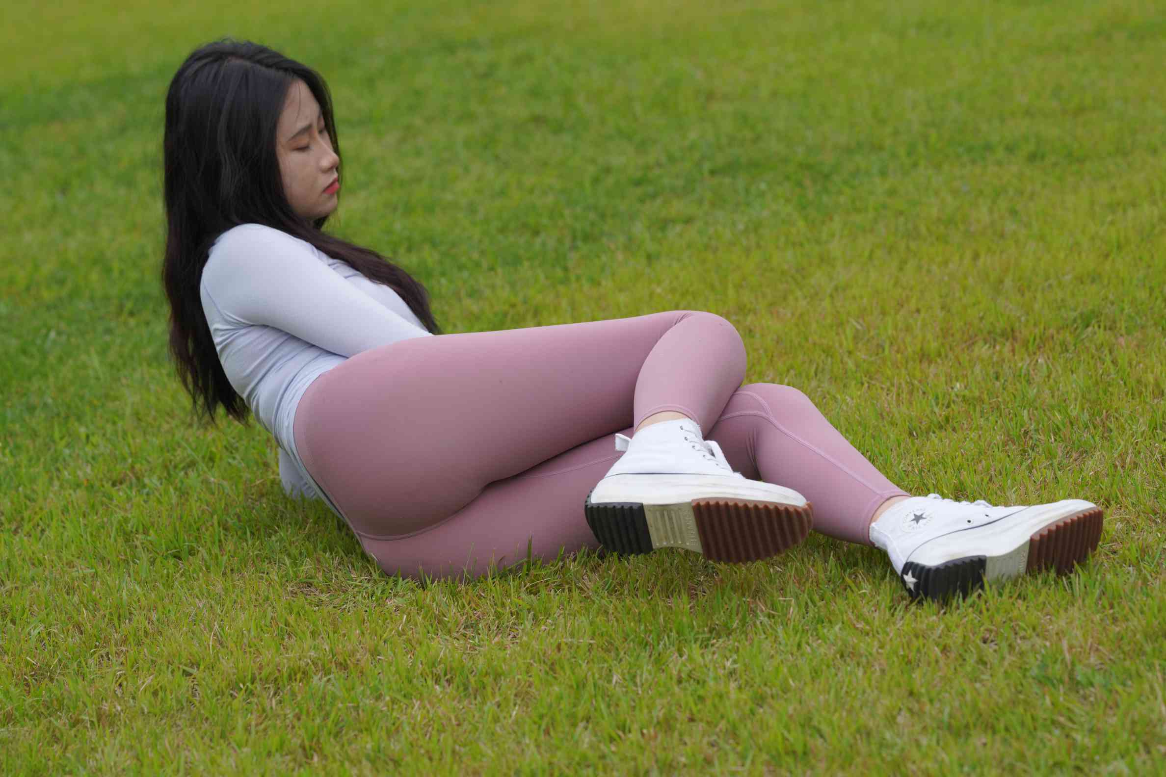 图片[4]-坐在草地玩手机的瑜伽姑娘【733P】04012-街头图