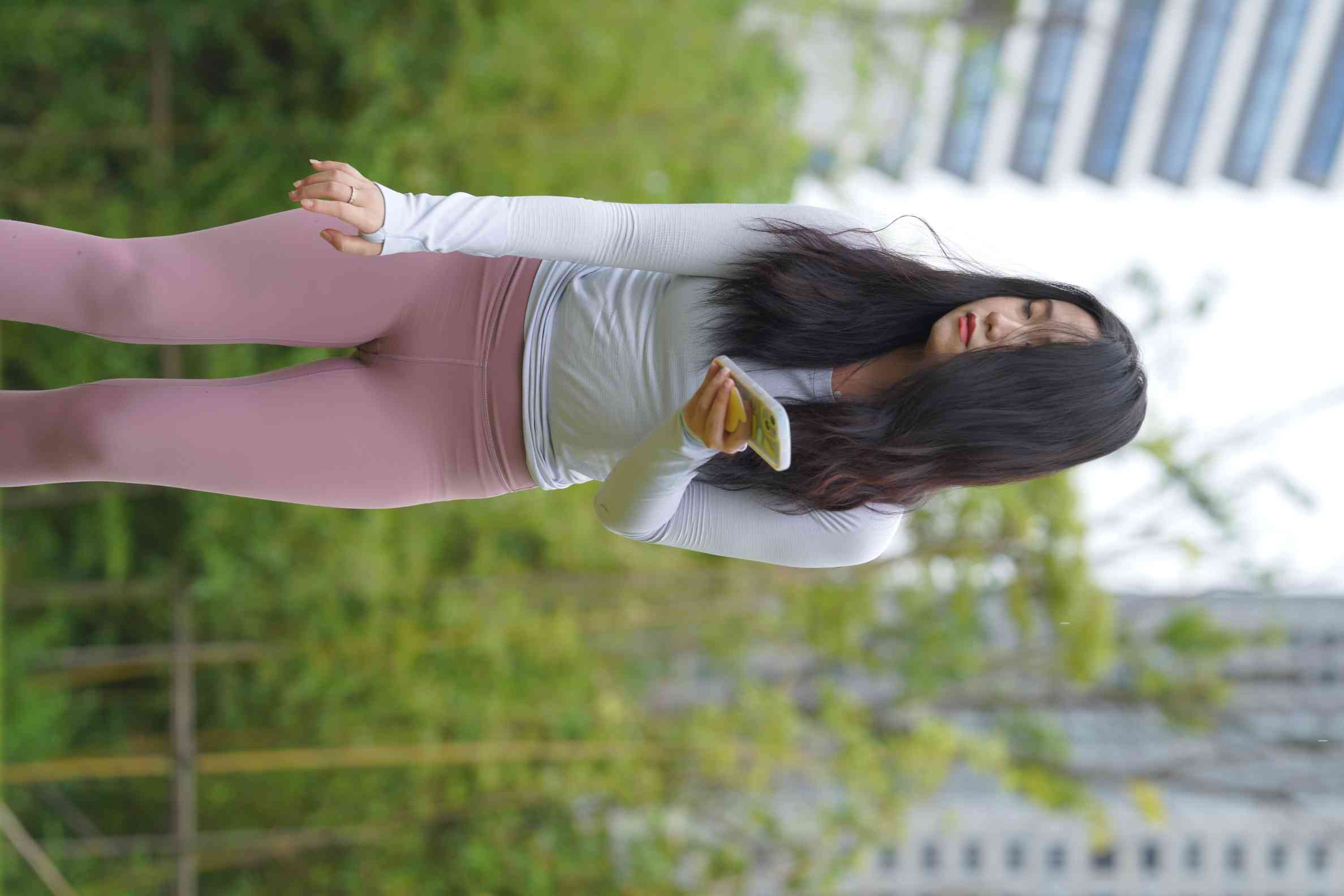 图片[5]-坐在草地玩手机的瑜伽姑娘【733P】04012-街头图