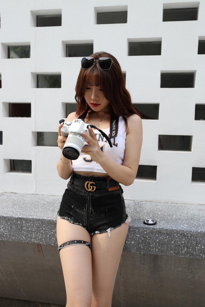 图片[4]-在户外玩单反相机的牛仔热裤女孩【450MB】00032-街头图