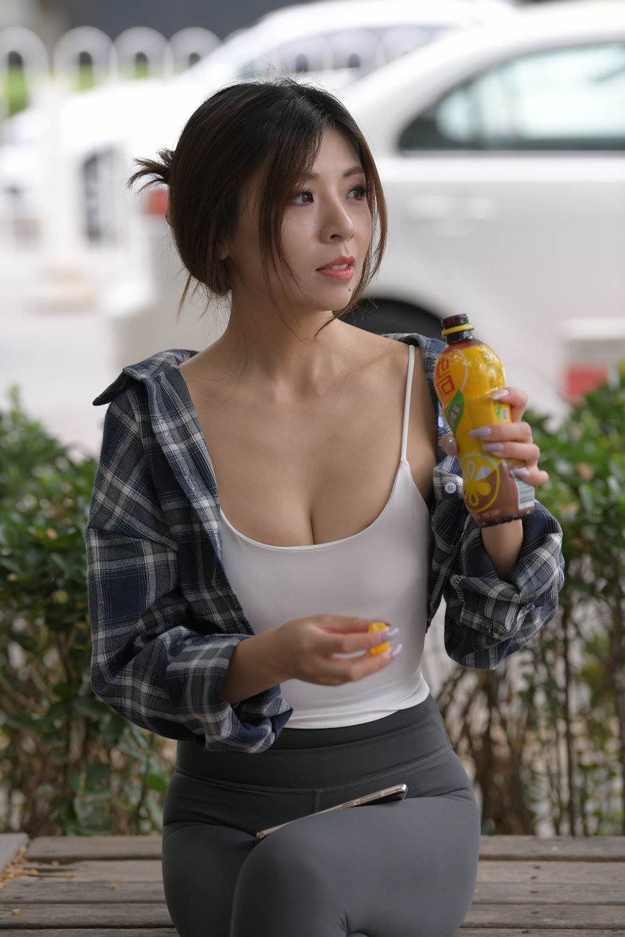 图片[1]-喝饮料的瑜伽裤女孩J2242 383P1V-17.5GB-街头图