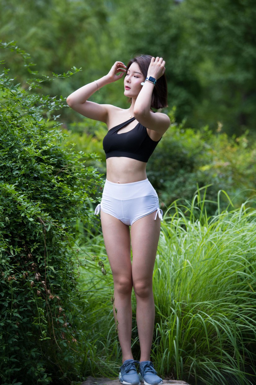 图片[5]-在户外玩耍的白色短裤漂亮姑娘【239P】00061-街头图