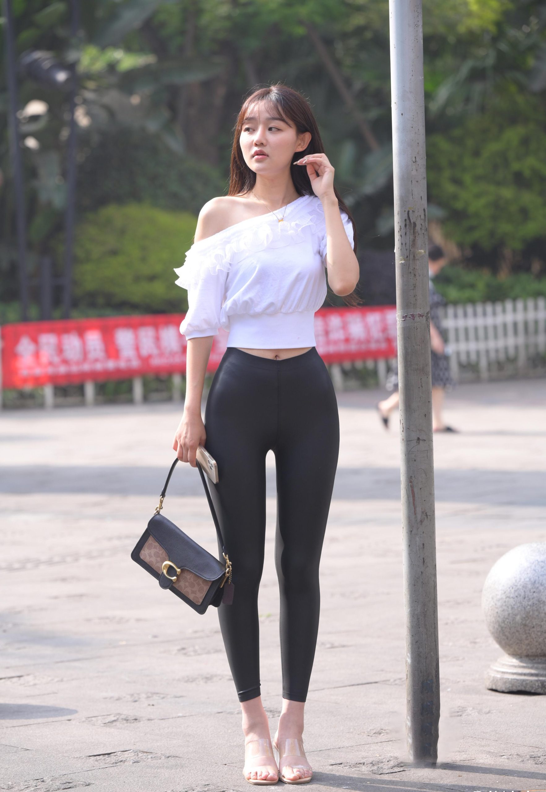 图片[5]-笑容非常甜美且治愈的皮裤女孩 J1945 751P1V-22.1GB-街头图