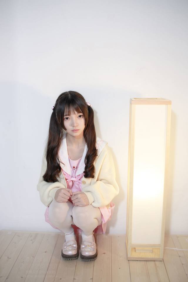 图片[2]-好像有什么心事的白丝双马尾女孩【59P】20022-街头图