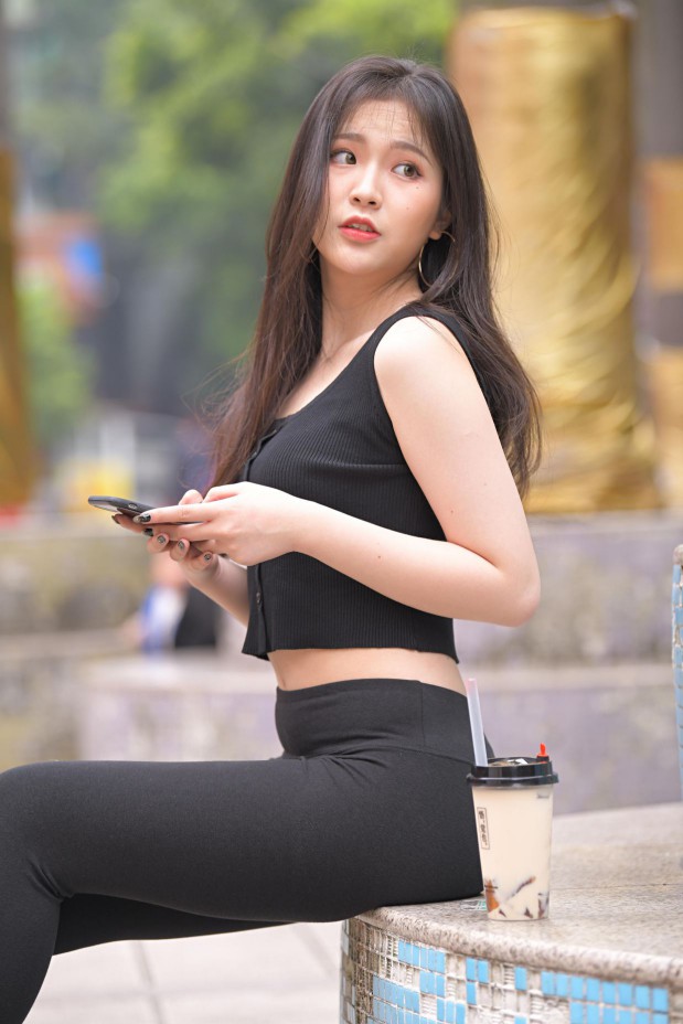 喝奶茶的黑色瑜伽裤长发姑娘【376P】00055-街头图