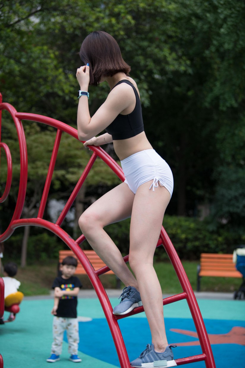 图片[2]-在户外玩耍的白色短裤漂亮姑娘【239P】00061-街头图