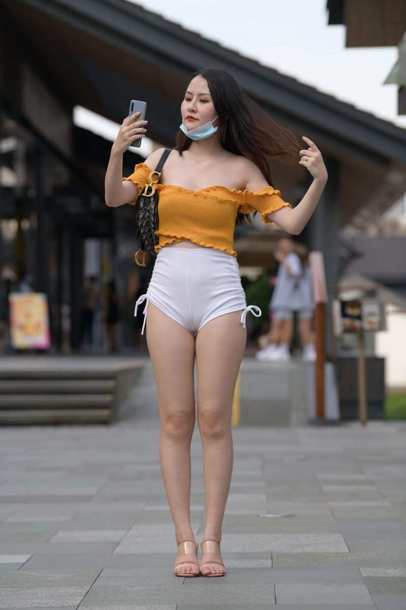 图片[1]-高腰白色短裤的漂亮女孩【767P】00065-街头图