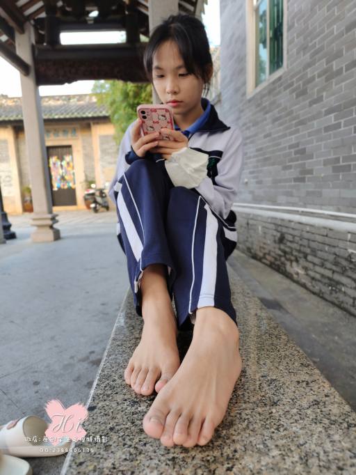 【免费】专心致志玩手机的女孩【42P】20028-街头图