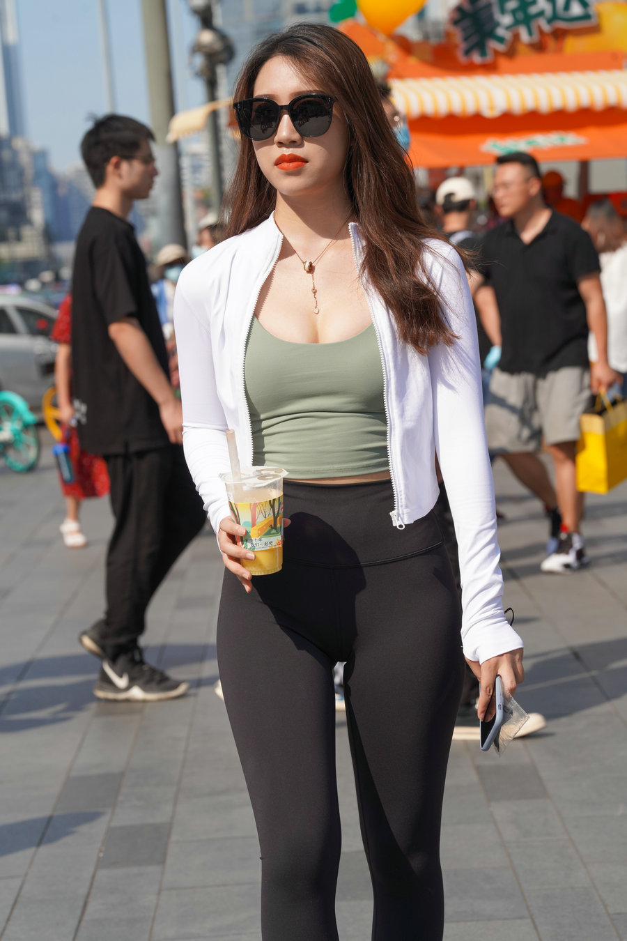 图片[1]-戴墨镜逛街的瑜伽裤女孩 J2859 368P6V-22.8GB-街头图