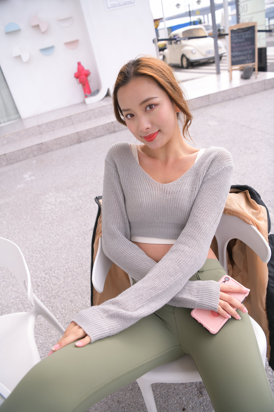 图片[2]-非常可爱的瑜伽裤女孩坐在凳子上 J1520 998P1V-26.5GB-街头图