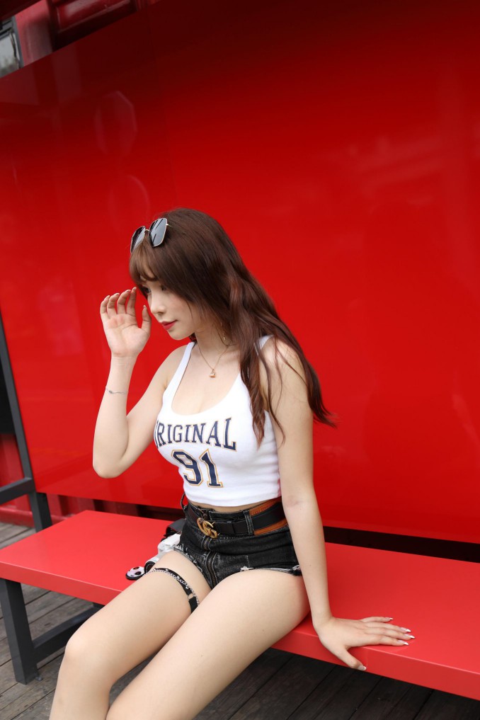 图片[5]-在户外玩单反相机的牛仔热裤女孩【450MB】00032-街头图