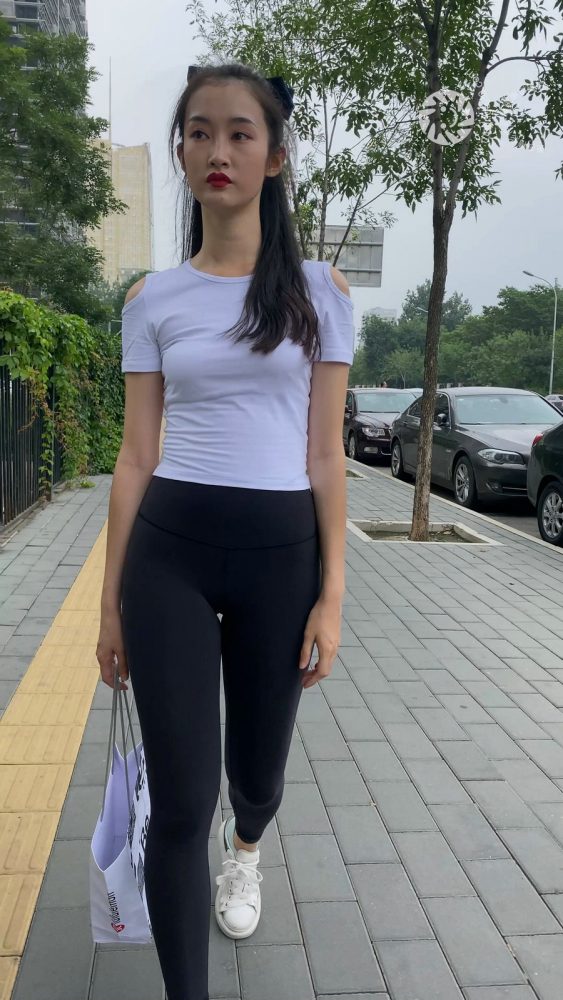 黑色瑜伽裤逛街的女孩J4000 MP4-7.76GB-街头图