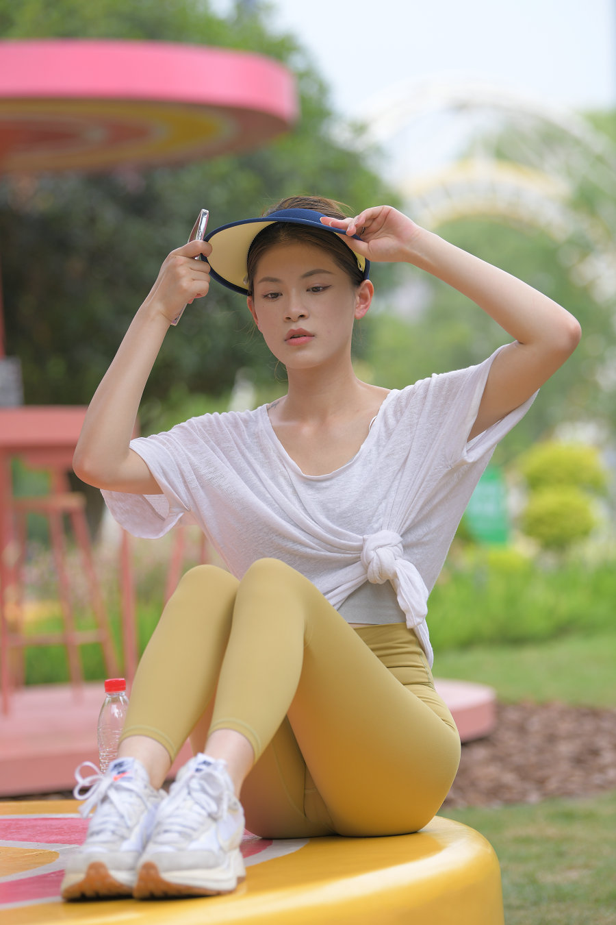 图片[1]-戴着遮阳帽的瑜伽裤女孩J2965 796P1V-27.1GB-街头图