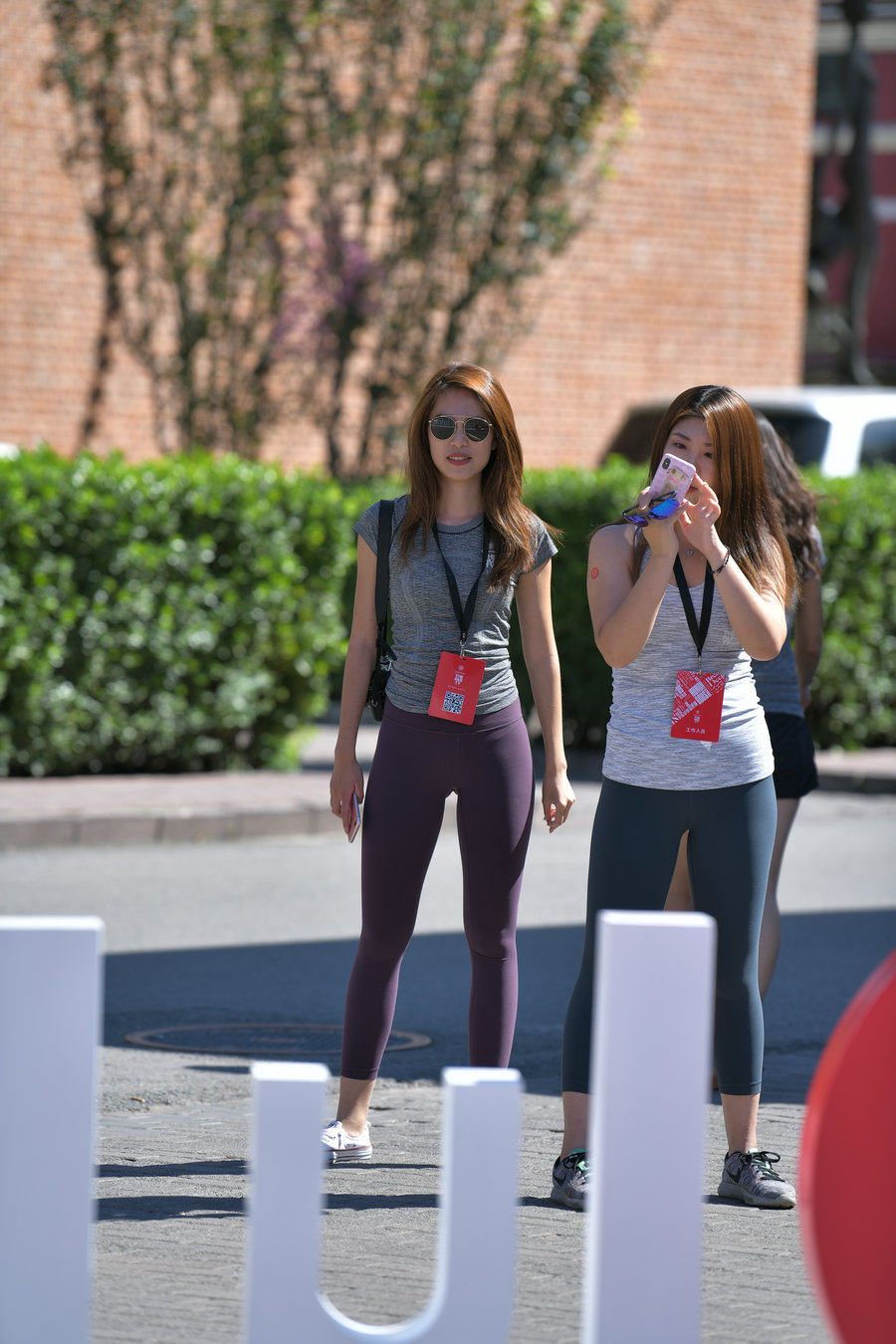 图片[1]-紫色瑜伽裤墨镜导游J4604 27P-336MB-街头图