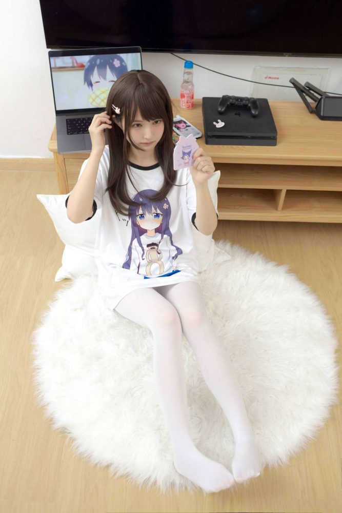 二次元白丝美少女【69P】20027-街头图