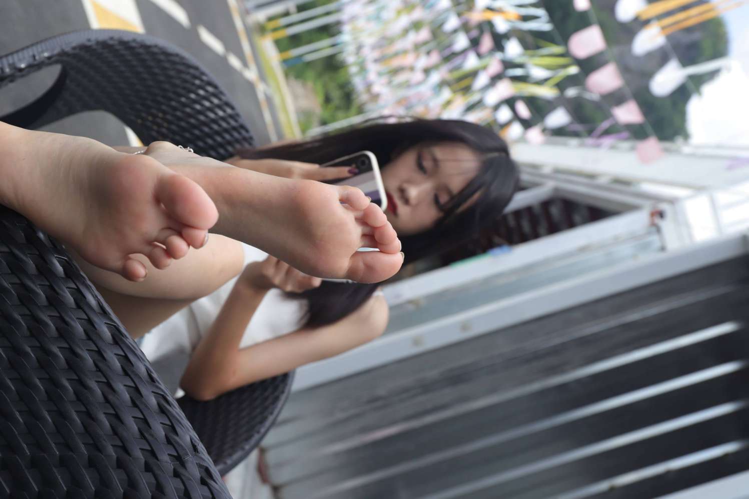 图片[2]-坐在草地上的长发女孩【172P】20012-街头图