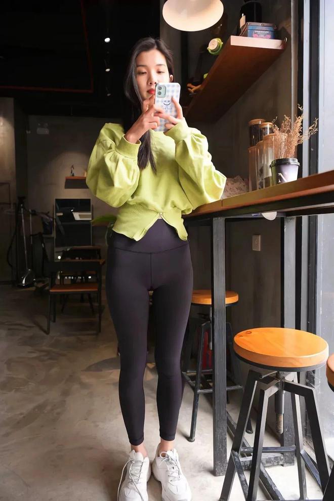 图片[5]-绿色瑜伽裤女孩很开心 J1519 1094P1V-27.6GB-街头图