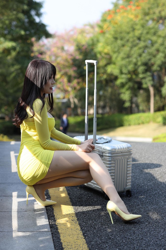 图片[5]-穿紧身裙的美丽姑娘要出去旅行了【419P】00046-街头图