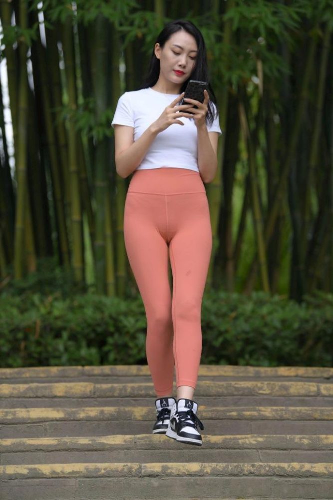 时尚的橘色瑜伽裤女人 J1935 496P1V-20.8GB-街头图