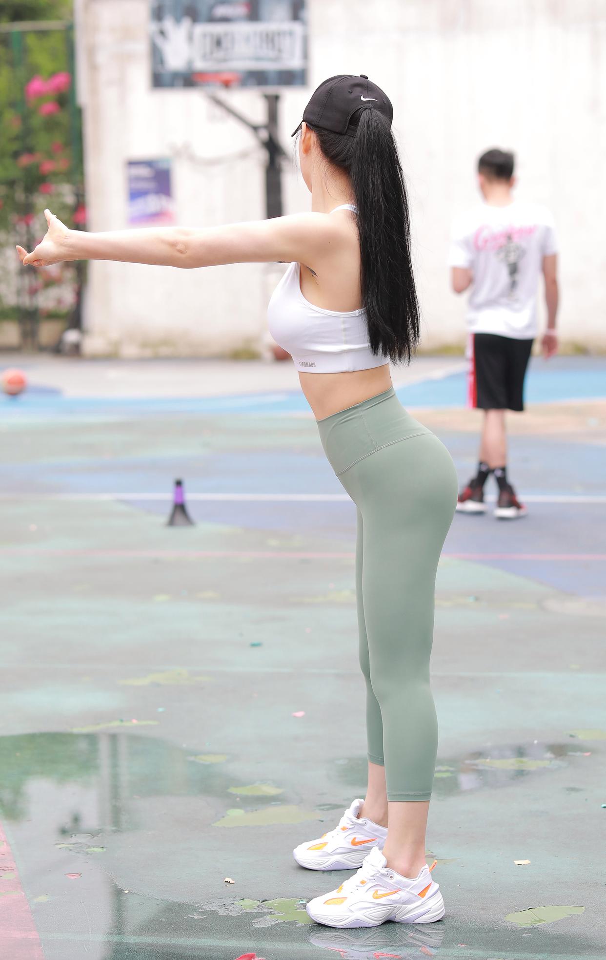 图片[1]-打扮很休闲的瑜伽裤女孩 J1600 415P3V-10.4GB-街头图