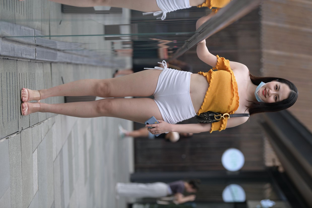 图片[2]-高腰白色短裤的漂亮女孩【767P】00065-街头图