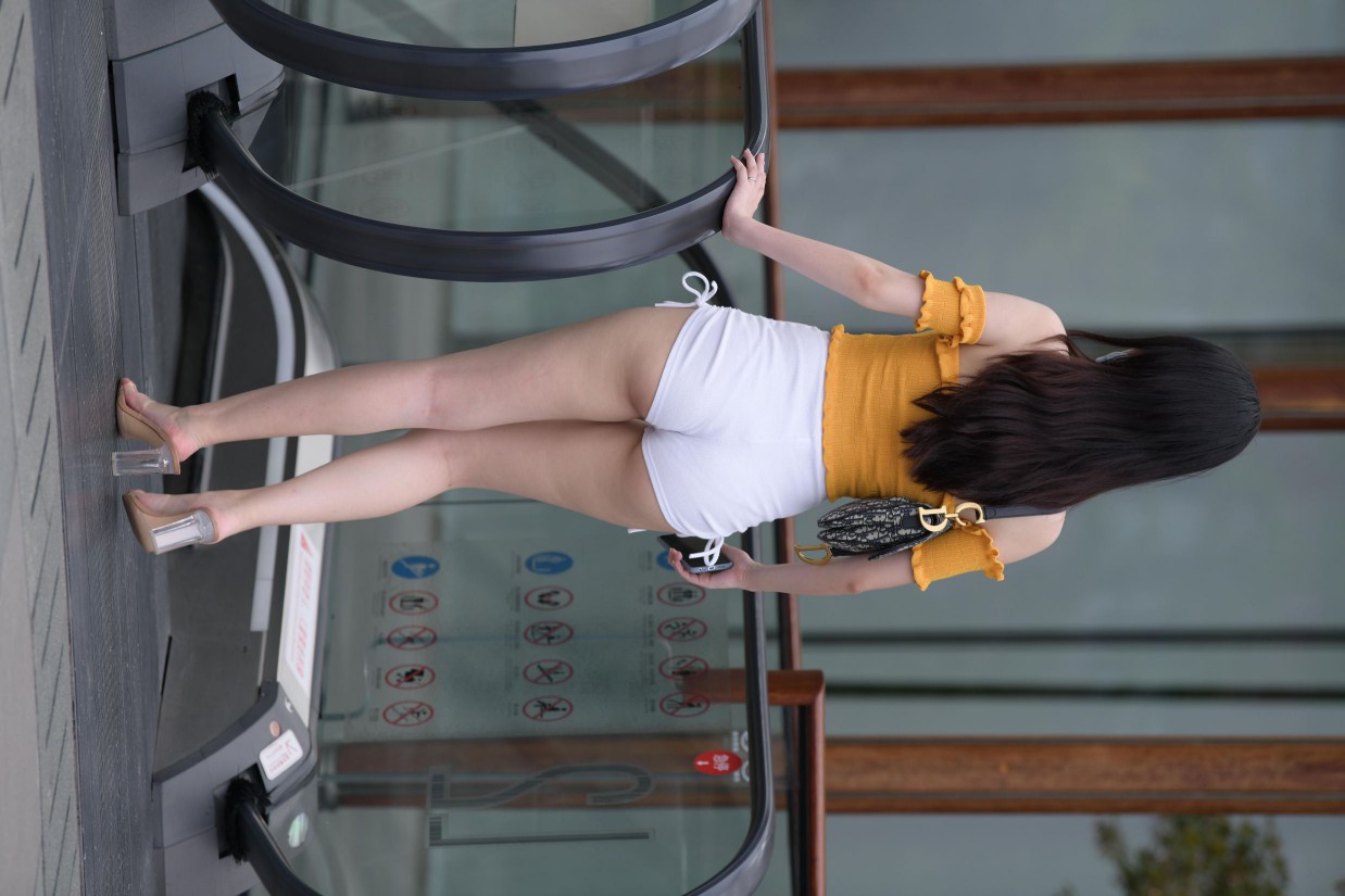 图片[3]-高腰白色短裤的漂亮女孩【767P】00065-街头图