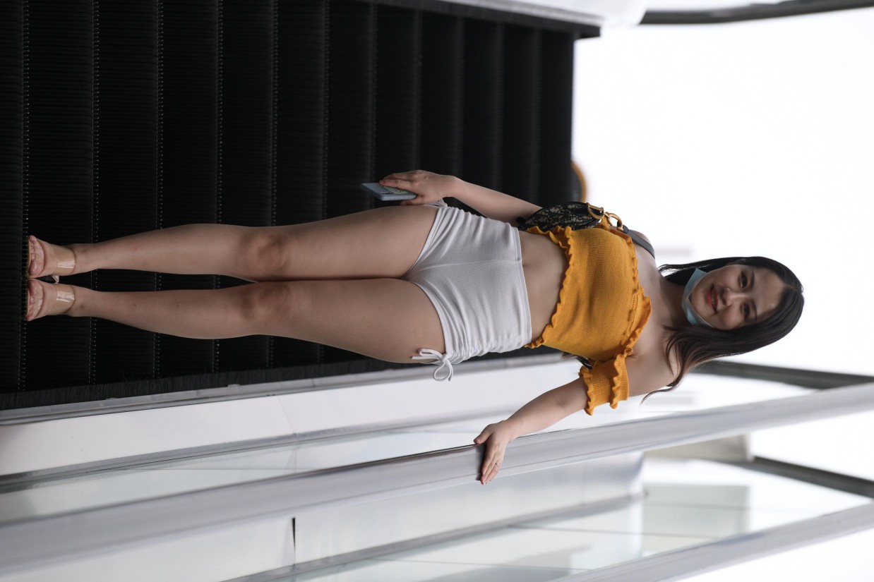 图片[4]-高腰白色短裤的漂亮女孩【767P】00065-街头图