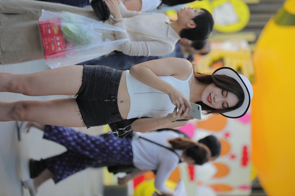 图片[2]-非常时尚阳光的牛仔热裤女孩【808P】00064-街头图